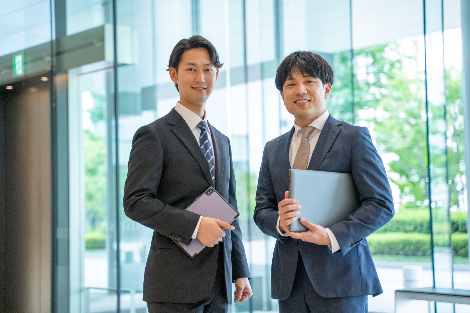 オフィスのエントランスに立つ企業のご担当者