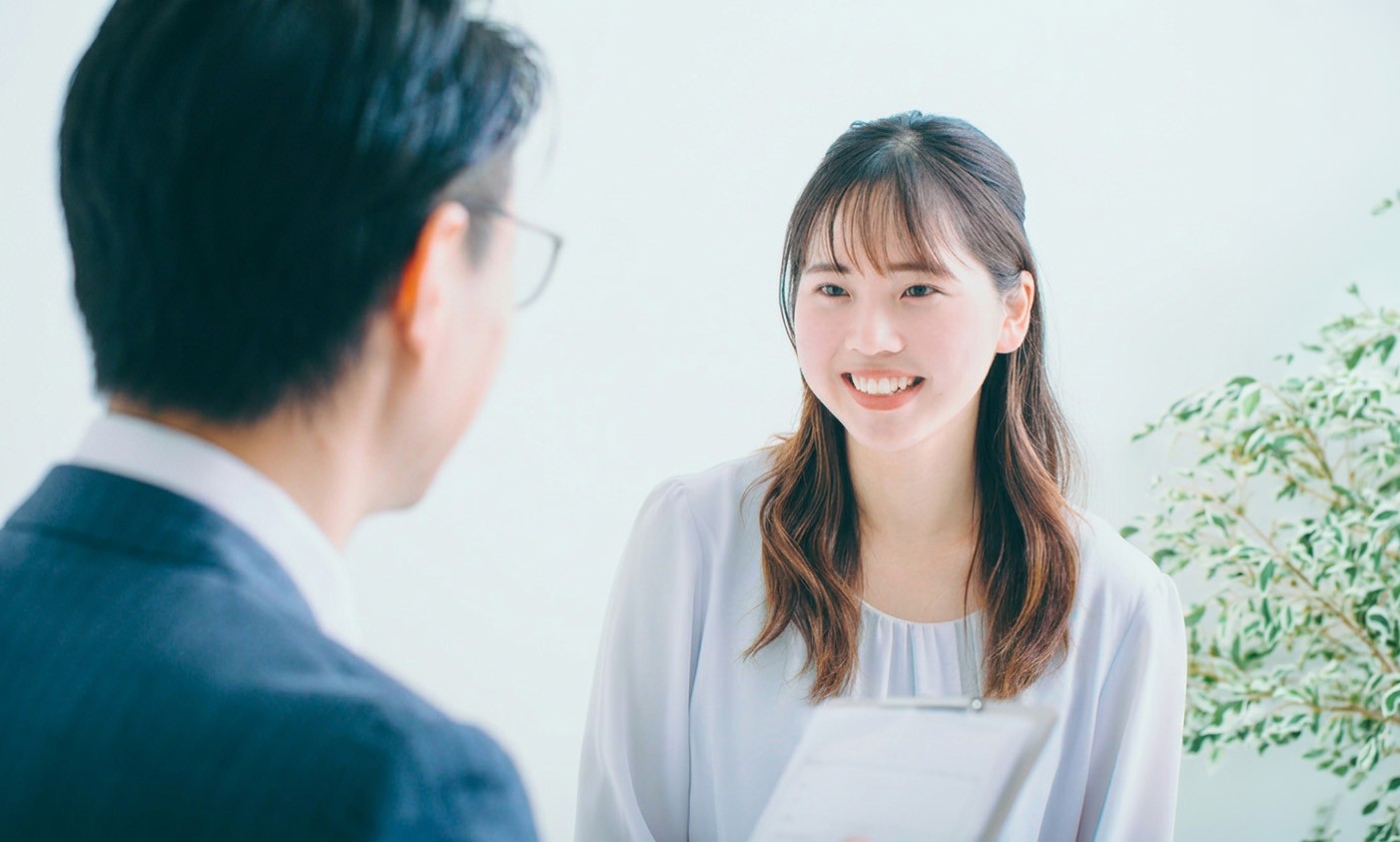 キャリアアドバイザーに相談する求職者の様子