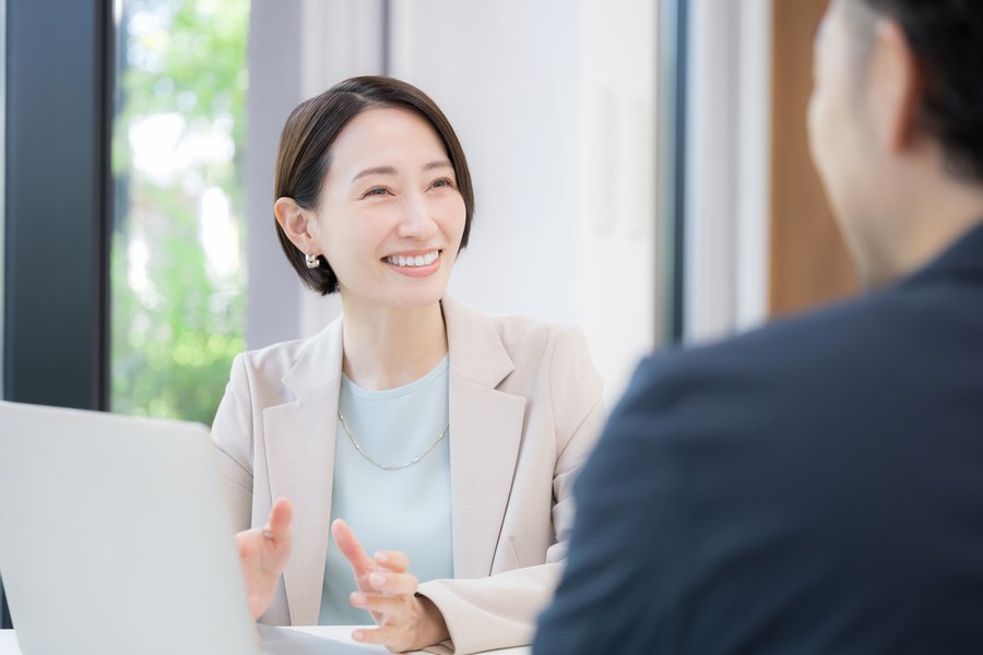 お客様と打ち合わせをする営業スタッフ